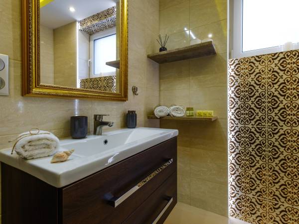 Duża łazienka z prysznicem i podgrzewaną podłogą