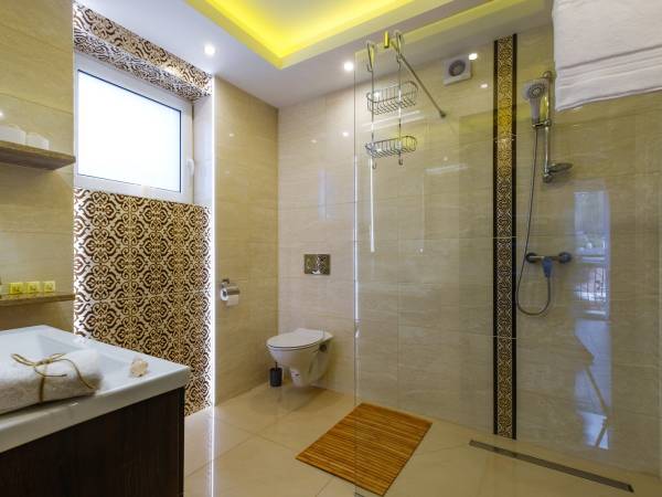 Duża łazienka z prysznicem i podgrzewaną podłogą