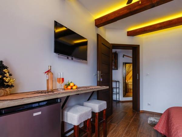 Apartament Czteroosobowy z 1 lub 2 łóżkami z sofą, łazienką i balkonem