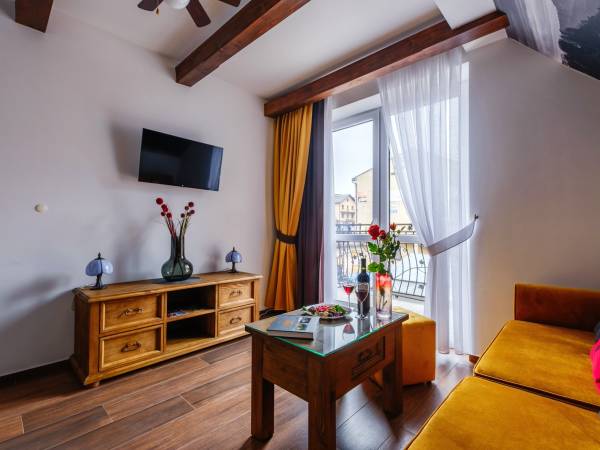 Apartament Czteroosobowy z 1 lub 2 łóżkami z sofą, łazienką i balkonem