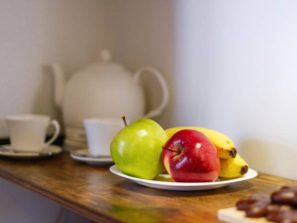 Zestaw do parzenia kawy i herbaty, talerze, sztućce, mikrofalówka, lodówka