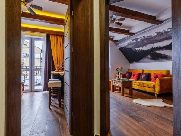 Apartament Czteroosobowy z 1 lub 2 łóżkami z sofą, łazienką i balkonem