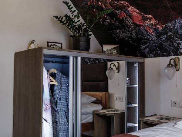 Apartament Czteroosobowy z 1 lub 2 łóżkami z sofą, łazienką i balkonem