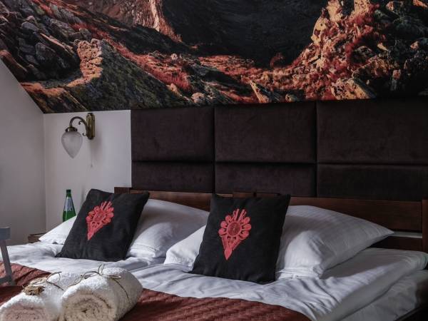 Apartament Czteroosobowy z 1 lub 2 łóżkami z sofą, łazienką i balkonem