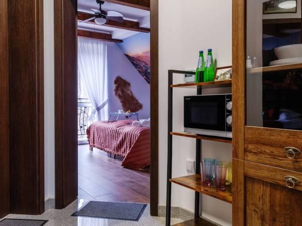 Aneks z mikrofalówką, zestawem talerzy, szklanek, sztućcy, lodówka