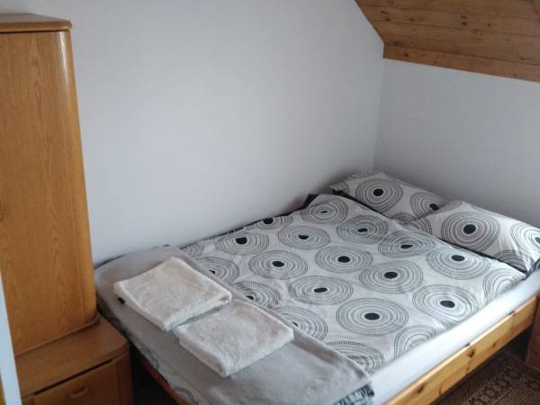 Pokój dwuosobowy z łożem i łazienką