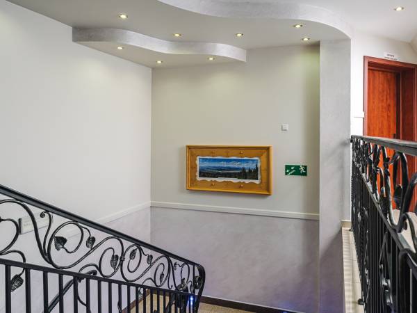 hol w żółtym budynku 