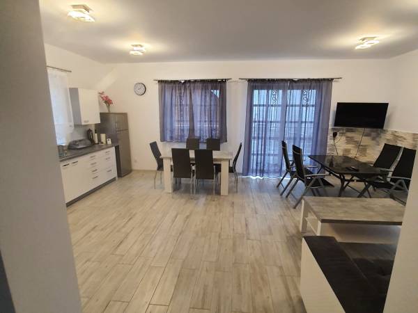 widok na salon i kuchnię