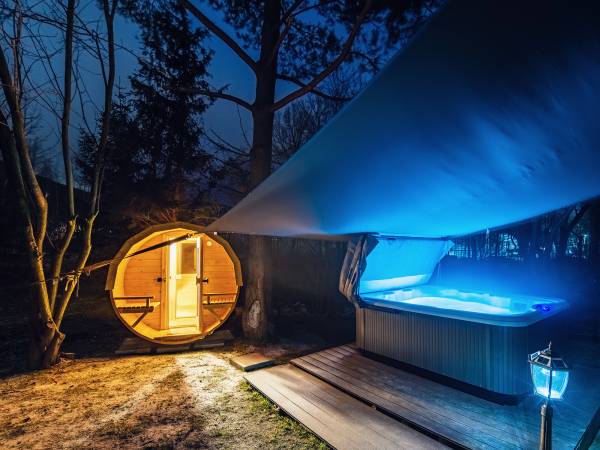 Sauna oraz Jakuzzi w ogrodzie 
