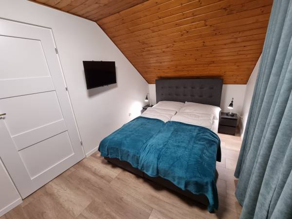 sypialnia z podwójnym łóżkiem-domek