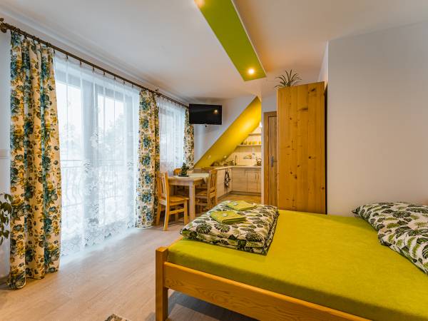 pokój 4-osobowy z aneksem kuchennym i tarasem