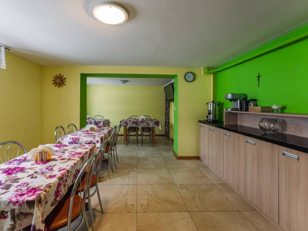 Ogólnodostępna jadalnia z kominkiem 