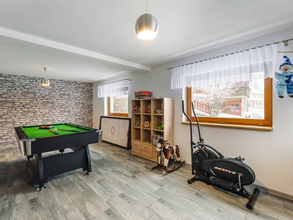 Sala zabaw z bilardem