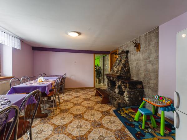 Ogólnodostępna jadalnia z kominkiem 