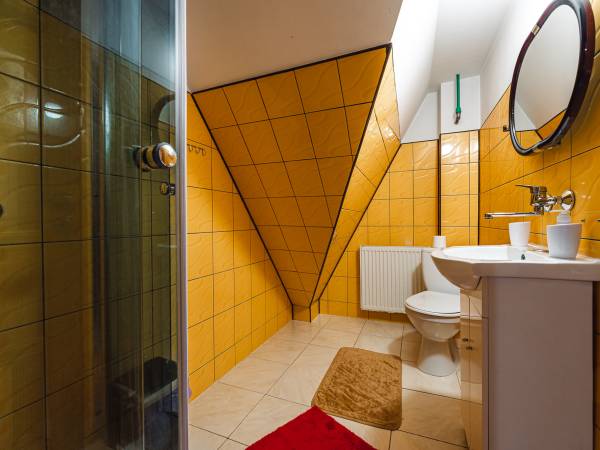 Łazienka w pokoju czteroosobowym 