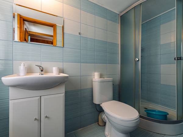 Łazienka w pokoju dwuosobowym 