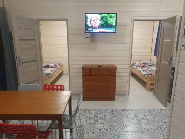 domek nr.4 widok z salonu na 2 sypialnie