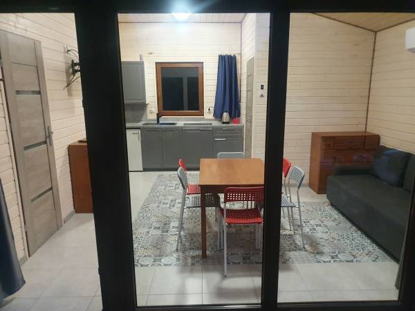 domek nr.4 salon - widok z tarasu. 