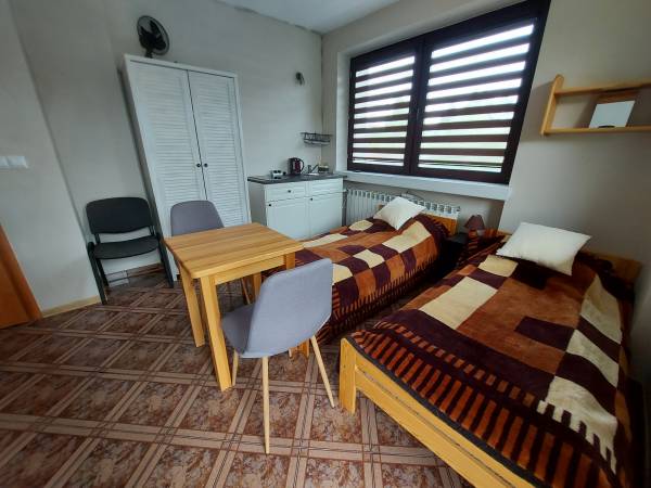 wnętrze pokoju 2-osobowego z balkonem