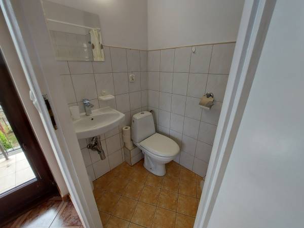 wnętrze pokoju 2-osobowego z balkonem