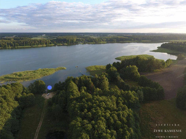Prywatna linia brzegowa w odległości 800m od siedliska i sprzęty wodne w cenie pobytu dla Gości