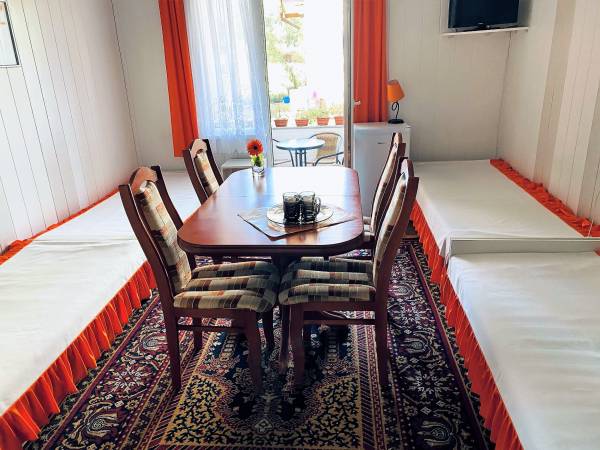 Pokój 4-os. nr 2 z łazienką (parter)