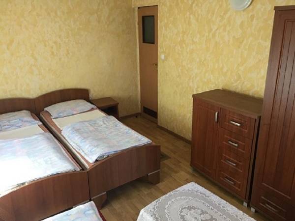 Pokój 3-osobowy w budynku letnim.