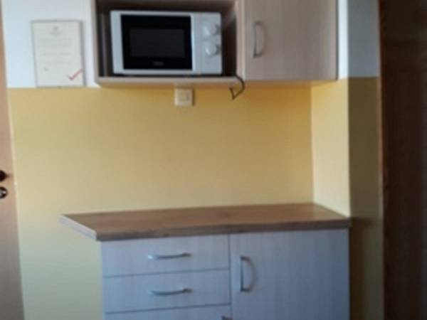 Aneks z mikrofalą na piętrze w budynku głównym.