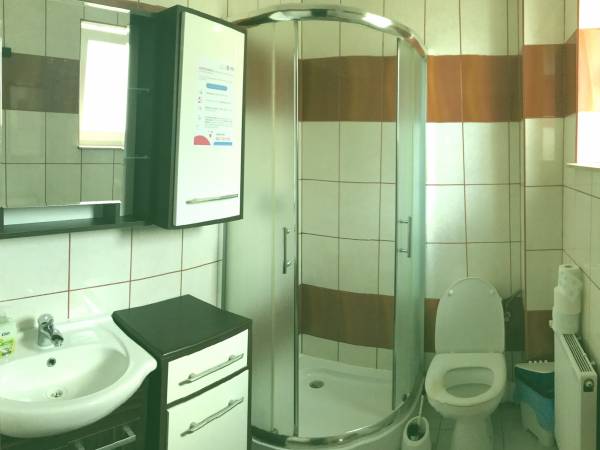 łaienka w pokoju dwuosobowym z aneksem kuchennym