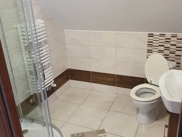 apartament z łazienką i aneksem kuchennym