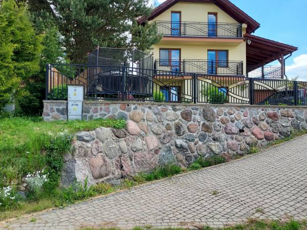 Dom widziany z podjazdu po remoncie elewacji w 2021