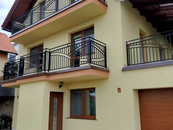 Wejście do mieszkania nr 1. Zdjęcie czerwiec 2021 - budynek po położeniu elewacji