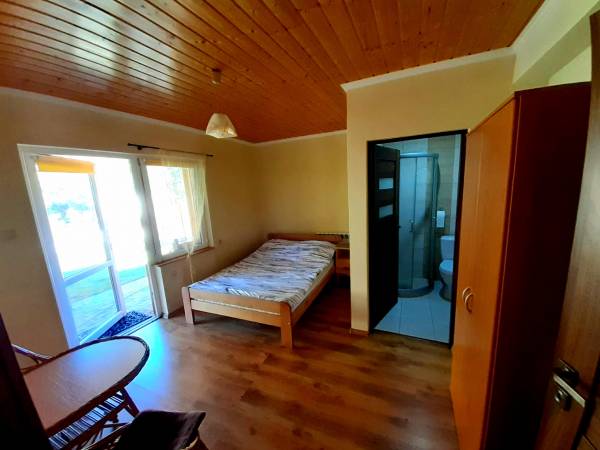 Jeden z pięciu pokoi z łazienką w drewnianym domku