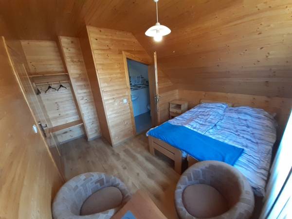 Jeden z pięciu pokoi z łazienką w drewnianym domku