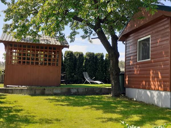 na działce znajduje się altanka ze stołem oraz leżak