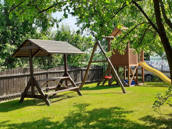 widok na tył działki gdzie znajduje się kącik dla dzieci