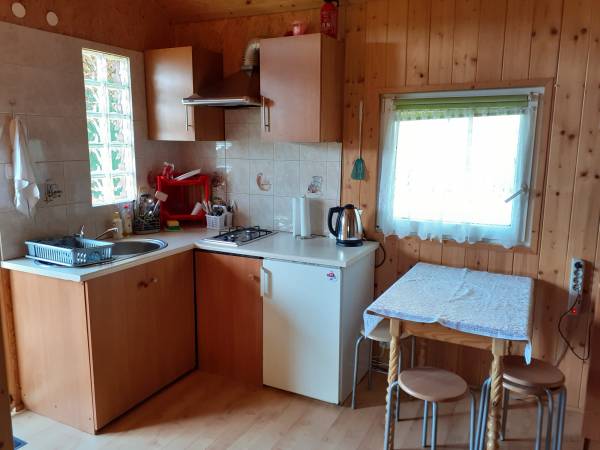 Domek dysponuje kuchnią jest wyposażona w podstawowe sprzęty