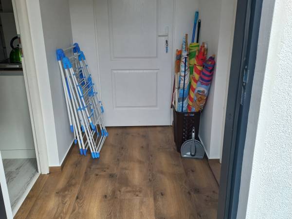 Korytarz ze sprzętem plażowym w obiekcie MIRA