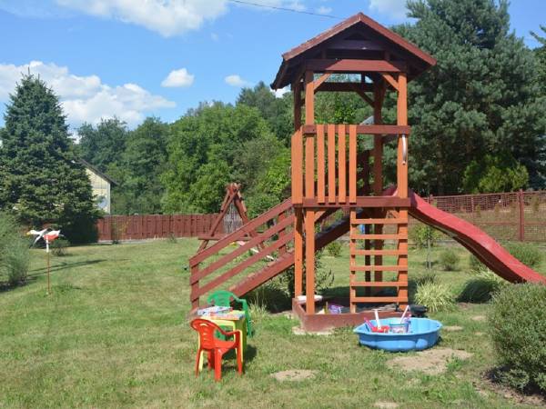 domek ze zjeżdżalnią i piaskownicą