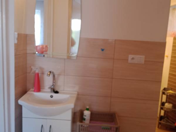 Dodatkowa umywalka na przedpokoju w studio dwupokojowym