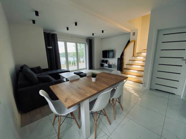 Dom w Kretowinach nad jeziorem Narie