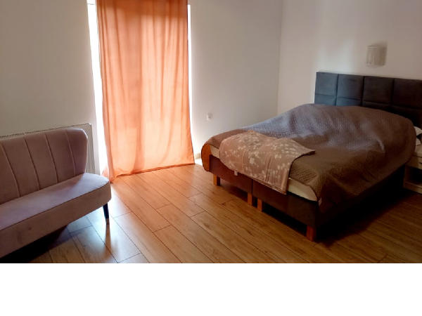 Pokoje w nowym budynku nad jeziorem