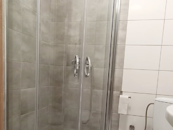 Pokoje w nowym budynku nad jeziorem