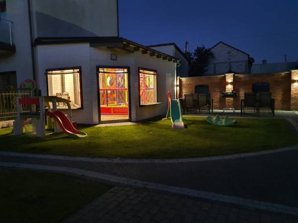 Podwórko z placem zabaw dla dzieci