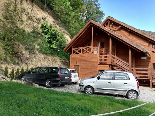 Widok na posesję od strony parkingu