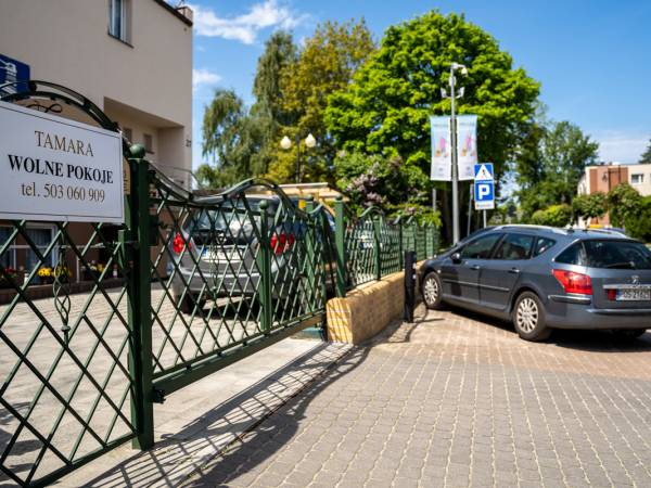 bezpłatne miejsca postojowe przed posesją