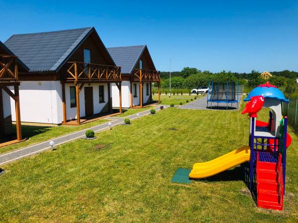 Trzy domki i plac zabaw 2021