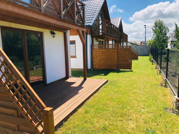 Trzy domki od strony tarasu 2021