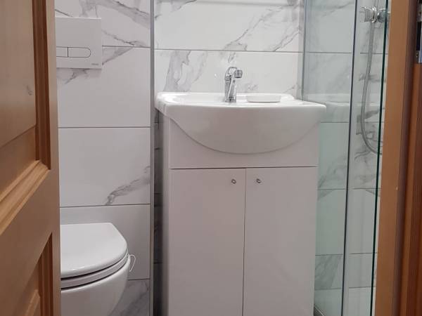 łazienka przy pokoju 3-osobowym