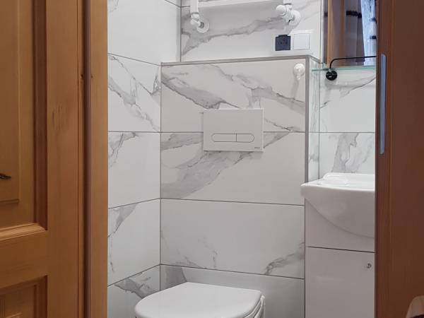 Łazienka przy pokoju 2-osobowym